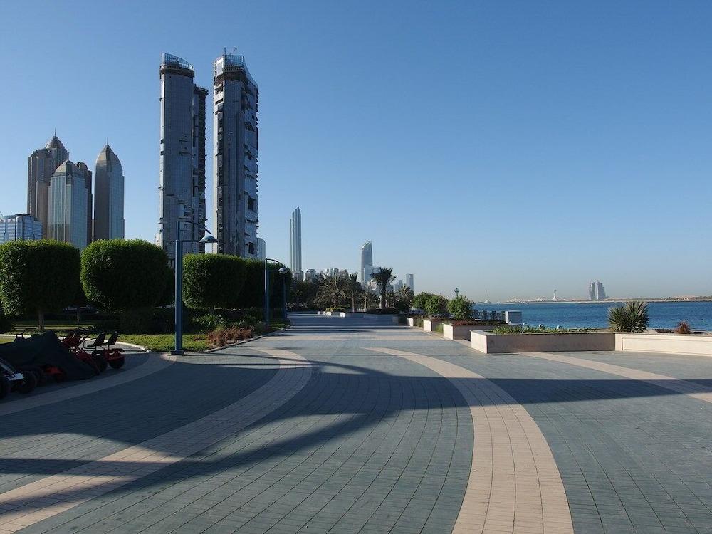 Grand Continental Hotel Abu Dhabi Exterior foto